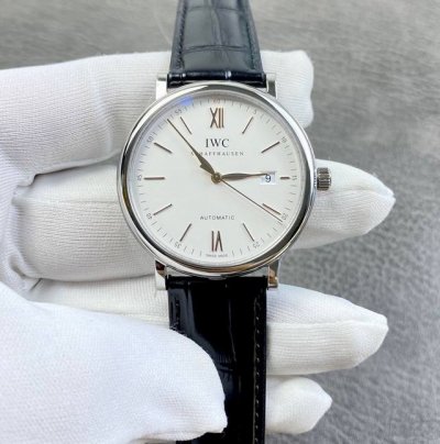 Iwc 万国 波涛菲诺 系列！ 316L精钢表壳顶级打磨，表耳R弧度同步原装够大，线条更优美，表壳与底盖衔接完美，定制日历字体及粗细 绅士商务休闲首选！
