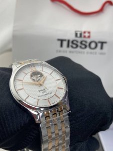 天梭 Tissot T063.907. 38 俊雅系列，简约的表盘设计，表径42Mm，约7毫米超薄表盘，上手舒适！简单优雅设的计深受消费者喜爱，装2824镂空专