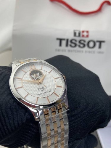 天梭 Tissot T063.907. 38 俊雅系列，简约的表盘设计，表径42Mm，约7毫米超薄表盘，上手舒适！简单优雅设的计深受消费者喜爱，装2824镂空专