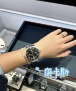 康卡斯潜水款设计简约经典，盘面干净利落，很有质感；康卡斯Gmt表盘颜色选择多，黑盘经典、蓝盘深邃、绿盘神秘、棕盘独特，盘面的Gmt指针和24小时刻度很吸睛，时尚