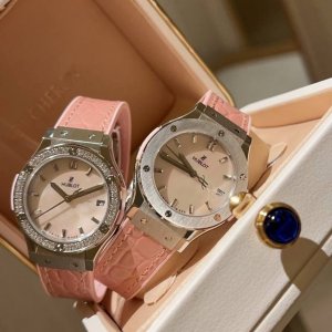 白光 ，单排钻钻 原版开模 最高版本复刻 宇舶Hublot 恒宝 经典融合系列 女款高端腕表！最新推出宇舶女款33Mm腕表，在高端复刻品质一如继往, 整体结构与