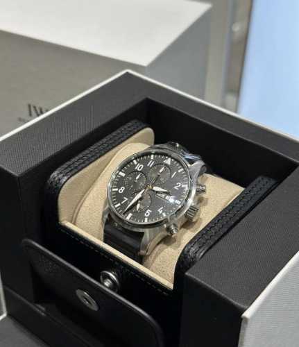 Tw出品 Iwc万国-飞行员系列全新计时腕表Apxgp特别版 Iw378009 以电影 F1 中虚拟车队黑白金配色为灵感打造 43毫米精钢表壳 经典小表盘垂直布