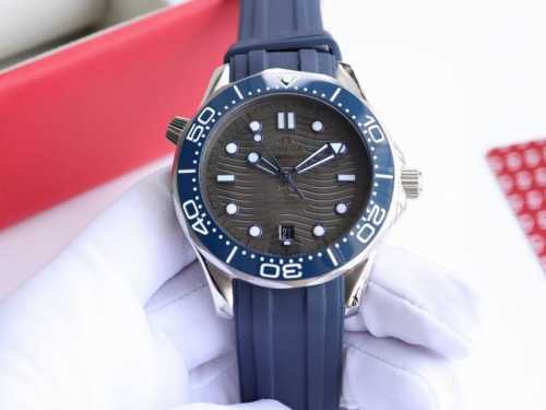 欧米茄-Omega 海马系列300米潜水腕表 表壳采用316L精钢表壳，搭载同级唯一陶瓷原装单向旋转计时圈口。表壳侧面泄压阀跟原装一致。表径40Mm 圈口采用进