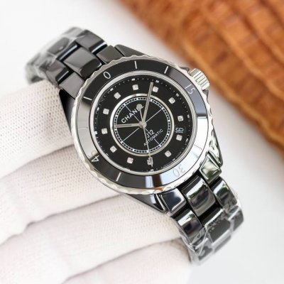 全新J12腕表“换芯”献礼20周年 DDD 匠心之作 年度巨制！ DDD 最新版本细节 DDD 1表壳简化为38毫米男女通杀单一尺寸 DDD 2边缘凹槽从老款3