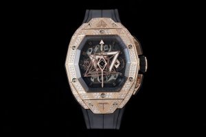 Hublot宇舶』推出 Big Bang Sang Bleu Lll 刺青三代，一代更胜一代。表款直径为42毫米，采用酒桶型多面结构设计，进一步增强了立体视觉效