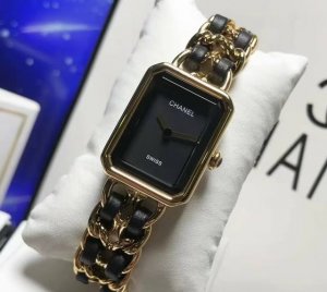 中古女表设计的天花板 香奈儿 1987年 Coco Chanel 应邀 为好莱坞女星 Gretagarbo 设计一款女表自此 Chanel Permiere 方