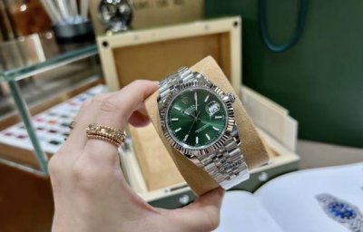 劳力士日志外观设计：表径为41毫米，表盘颜色为薄荷绿色，清新独特，在光线照射下质感细腻。表圈采用18K白色黄金制成的三角坑纹外圈，是劳力士的经典元素，闪耀且辨识