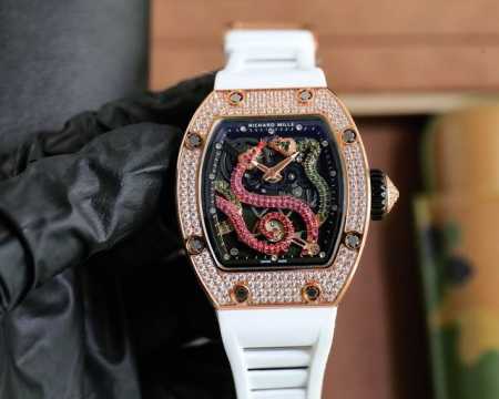 理查德米勒 Richardmille 全新推出圖案的Rm 2 1，為Rm系列珠寶時計又添一款新品滿鑲鑽石和黑藍寶石，與飛輪結合在一起。腕表可以說是佩戴在手腕上的 - 点击图像关闭