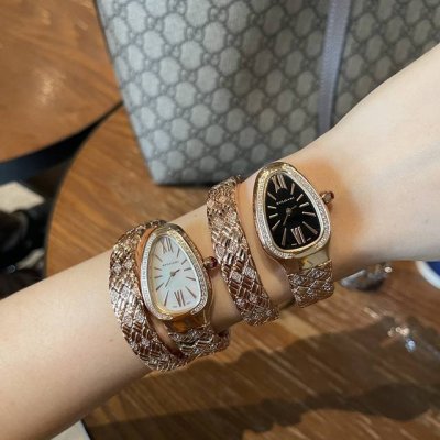 品牌：Bvlgari宝格丽 年新作棱形艺术 Serpentin Spig系列腕表 表盘：23*34Mm 机芯：瑞士石英 做工：32块与众不同尺寸的蛇身组成体，每