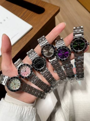 酷飒风来袭 帅就完事了 DDD Bvlgari 宝格丽石英腕表新款来袭， Bv 宝格丽女士石英腕表，此款腕表使用 Logo 标志作为设计元素，表壳圈面独特的双环