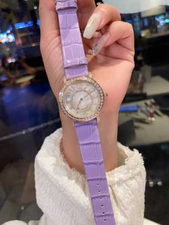 全新宝珀ladybird女装系列钻石舞会腕表闪耀发布！舞会第一曲：森林绿、象牙白、梦幻紫、高级黑、浅湖绿、夕阳红的炫彩表带，搭配着35Mm表壳，白色珍珠母贝表盘 - 点击图像关闭