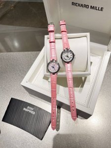 今年3月份天梭出得新款嘉丽小美人系列，整体非常简洁，26Mm的表盘很精致小巧，厚度刚刚好！不愧是小美人～戴起来也是非常好看的～值得入手手表之一。