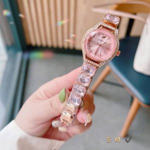 施华洛女表，璀璨夺目！这款表带带大钻的方形施华洛女表简直美炸啦！大钻闪耀着迷人的光芒，仿佛将星辰戴在了手腕上。方形的表盘独具个性，时尚又优雅。无论是搭配日常装扮