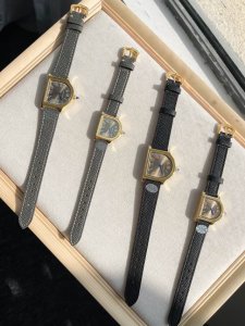 白 金 卡地亚cloche 腕表的历史可以追溯至1920年，是 Cartier 产量最少的系列作品之一。腕表得名于奇特的表壳形状 水平放置时看起来如同一枚 桌面