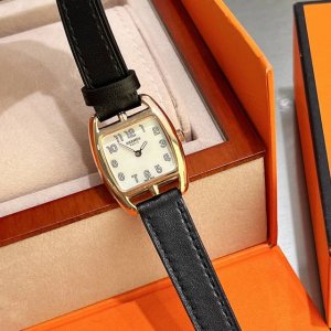 白光 金 ，钻50 玫瑰金到货 爱马仕 Hermes Heure H 系列腕表。吸引眼球的酒桶表壳设计，不仅与品牌相呼应，更是独具匠心，具有强烈造型感；316精