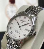 天梭的力洛克 这个表二十年前就这样吧？ 我觉得有点常青树那意思了 确实该说不说这个盘面也很耐看 千元瑞表也没谁了