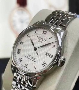 天梭的力洛克 这个表二十年前就这样吧？ 我觉得有点常青树那意思了 确实该说不说这个盘面也很耐看 千元瑞表也没谁了