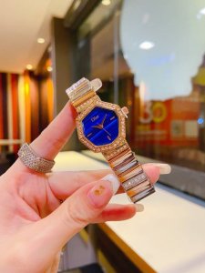 Dior迪奥全新系列腕表的表壳采用独特的不规则造型还原出碧玺原石剖面的自然晶体形状 而表链的错落拼接设计则致敬迪奥先生当初为高订时装秀遴选面料时 曾随手将面料样