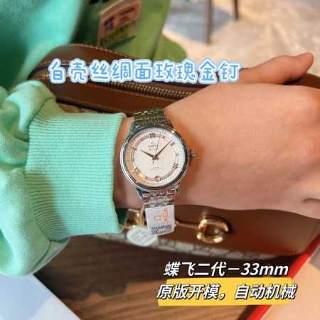 白皮 玫皮 钢带30 欧米茄蝶飞典雅系列二代机械 自带气质的女表 蝶飞二代采用精钢与18K红金表壳Vs浅银色表壳，表盘呈现丝绸纹理，平添织纹质感，其设计灵感源自 - 点击图像关闭