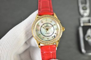 2630新品首推： 欧米茄新品推荐 整壳采用高质精钢打造，镶嵌施华洛世奇水晶钻，真空电镀不褪色。 搭载原装进口机芯，意大利进口小牛皮，防水性能超强，可直接佩带游