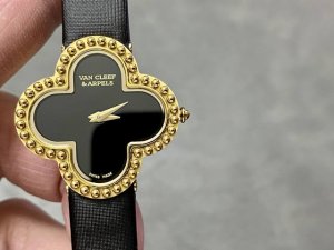 独家品质 出品 品牌： & -梵克雅宝 系列：四叶草 机芯：瑞士石英机芯 尺寸：30Mm 材质：316L精钢镶嵌钻 功能：时针 分针 表带：绢丝带 扣子：镶嵌钻