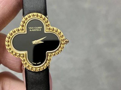 独家品质 出品 品牌： & -梵克雅宝 系列：四叶草 机芯：瑞士石英机芯 尺寸：30Mm 材质：316L精钢镶嵌钻 功能：时针 分针 表带：绢丝带 扣子：镶嵌钻