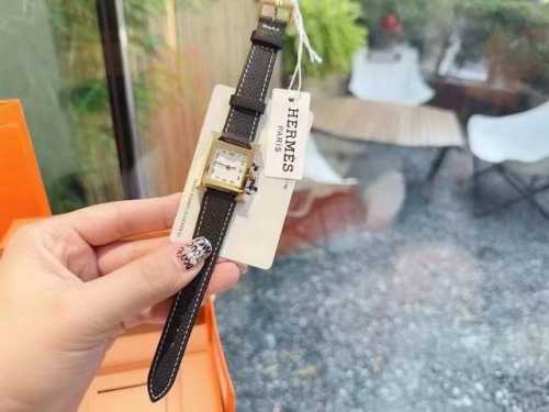 配图片全套包装 hermes爱马仕 小方表强势到货代购级别 原单品质 .简约时尚的爱马仕手表深受年轻人的喜爱 以及魅力十足的包装 绝对是送给另一半的首选 进口瑞