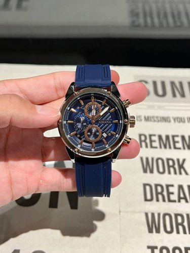 爆款更新霸气侧漏爱不释手 奢华设计！ 品牌 ：Aimana 实物更美 值得推荐 类型 :经典款 表带 ： 硅胶带 机芯 ：进口石英 精准走时 材料：矿物质超强镜