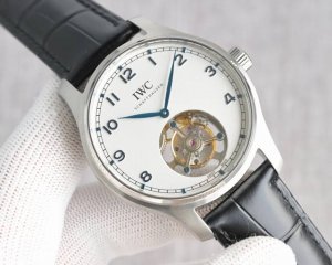 Tw Factory 万国陀飞轮新款推出 Tf3尺寸43Mm 在Iwc万国表，只有经验最为丰富的制表大师才被赋予打造陀飞轮腕表这一珍品的重任，并全权负责，直至最