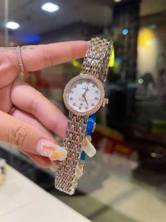 欧米茄光圈钻面蝴蝶扣女士新款休闲时尚潮流手石英机芯 该款腕表备受女性喜爱，在不同的场合映耀着她们各自的独特个性与迷人风华～ - 点击图像关闭