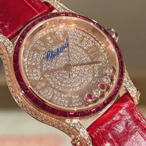 最新款红T满天星 原装搭配美洲鳄鱼表带 搭配原庄进口日本9015机芯 萧邦 Happy Diamonds 作为萧邦最畅销的系列一直以细腻的手法诠释萧邦标志性灵动