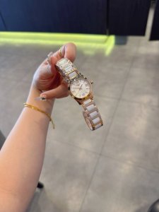 白 玫310 陶瓷+20 钻+30 浪琴表结合女性材质与动感线条 打造出全新康柏系列 Conquest Classic 腕表 新款腕表仍然忠实于该品牌的标志性优