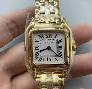 卡地亚猎豹中号女款，尺寸27 X 37Mm，方形表壳线条柔美，镀银表盘上分布着罗马数字时标，卡地亚标志性剑形蓝钢指针跃动与表盘之上，表冠镶嵌一颗合成蓝色尖晶石，