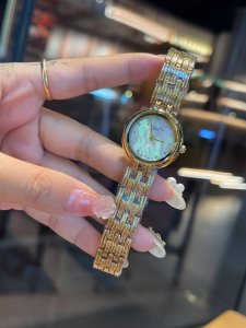 Dior迪奥新款女表以唯美时尚和精湛品质,成就心之所属饱满圆润的腕表造型,曼妙犹如满月表盘上镶嵌的贝壳材质,带来海底的神秘和润泽在不同的光线下贝壳更会呈现出不同