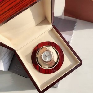 江诗钢王，入手即挣 待到春暖花开，与你纵横四海Gd品控匠心之作，打造男人之颠：纵横四海4500V 表面 采原装数控调色，蓝、绿、咖以及经典黑、银原装同步5色可选