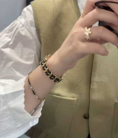 日常使用率最高的香奈儿黑金方糖手表 搭配我的穿搭真的很适配 喜欢简单穿搭加上配饰的不要错过 配饰是很重要的亮点 - 点击图像关闭