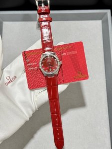 欧米茄第五代星座系列 新款 浪漫螺旋式烟花盘璀璨非常，让时间变得深邃和神秘，充满着有无限可能。 表壳采用316精钢Cnc打磨，表壳拉丝纹理细腻，更显质感。标志性