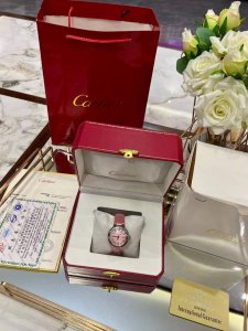 360Cartier卡地亚粉气球皮带真正的高版本原单品质，对版哈，你们要的高版本终于给你们安排了，等了2个月才出货，在超长的品牌历史上制作出众多经典，比如腕表中