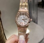 爱彼 Audemars Piguet Lady Tapisserie 全新设计、格纹装饰赋予皇家橡树离岸型系列腕表。316精钢材质，表盘时标区域饰以精致的环形纹