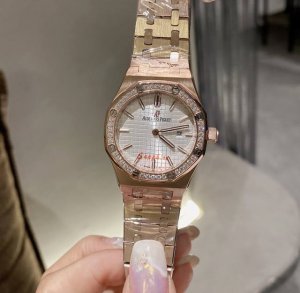 爱彼 Audemars Piguet Lady Tapisserie 全新设计、格纹装饰赋予皇家橡树离岸型系列腕表。316精钢材质，表盘时标区域饰以精致的环形纹