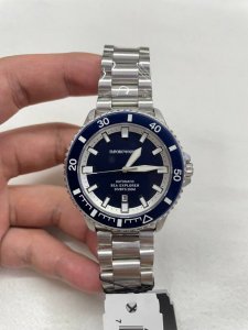 深海优雅，时刻从容 Ar60087 阿玛尼机械潜水表，42.5Mm深邃蓝面，如海洋般神秘而强大。蓝宝石玻璃通透耐磨，螺旋式把头守护每一分精准。白钢表壳与表带，硬