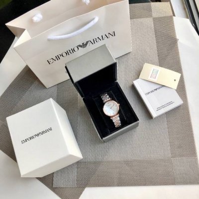 Armani 阿玛尼女表。小仙女必备！型号Ar1683、表盘32Mm 完美尺寸！作为最受欢迎的款式之一，就一定会有各种层出不穷的版本。请认准独家品质 区分市场便