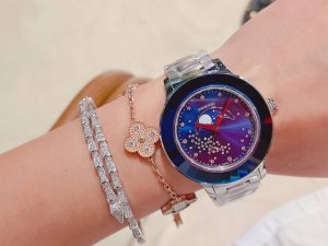 皮带 钢带 金白同价最新上市swarovski 施华洛世奇 这款采用的是星辉设计 璀璨闪耀 呈现非凡工艺 表盘上缀以透明水晶钻 犹如夜空中的星系 月相机芯镶嵌在