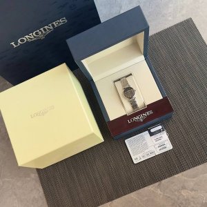 带保卡 黑色字面，钻刻度！超薄浪琴嘉岚系列-优雅奢华女士石英腕表，～24Mm表径，浪琴嘉岚体现了以飞翼沙漏标志而闻名于世的浪琴品牌最古老的制造美学，独特设计的表