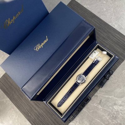 肖邦“快乐钻 Happy Diamonds 作为萧邦最热门最畅销的系列一直以细腻的手法诠释萧邦标志性灵动钻石的概念。此系列作品柔美而时尚，让每一位女性都以最迷人