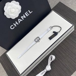 香奈儿Chanel黑金小方糖女士石英腕表表壳和表扣采用的炉内真空镀金技术，整面18K金覆盖厚度为8咪，腕表尺寸19.715.2Mm.搭载进口原装石英机芯，方形多