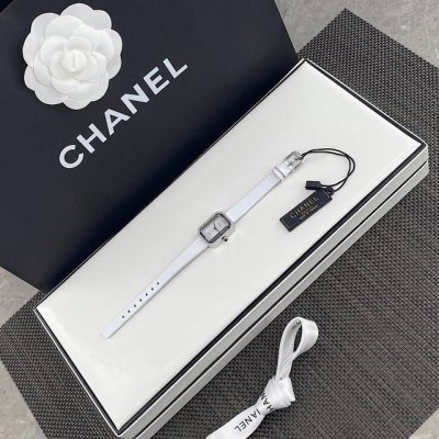 香奈儿Chanel黑金小方糖女士石英腕表表壳和表扣采用的炉内真空镀金技术，整面18K金覆盖厚度为8咪，腕表尺寸19.715.2Mm.搭载进口原装石英机芯，方形多