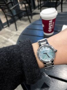 白 金 宝格丽新款设计Lvcea系列女士腕表，表盘珍珠贝母嵌花工艺呈现出太阳般的光芒，拥有它出入职场还是在生活中 每一天都光彩夺目 石英尺寸30Mm