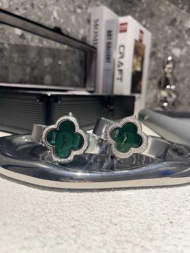 白 金 梵克雅宝 四叶草 Clover ，它的花语是幸福。第一片叶子代表希望 Hope ；第二片叶子代表信心 Faith ；第三片叶子代表爱情 Love ；第四
