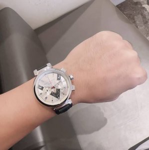 牛货 Lv Lv路易威登，搭配Tambour 一贯的圆形表壳，让整体戴起来更有层次感，而且表壳的侧面镌刻有品牌标识“Louis Vuitton”的12个字母纹样